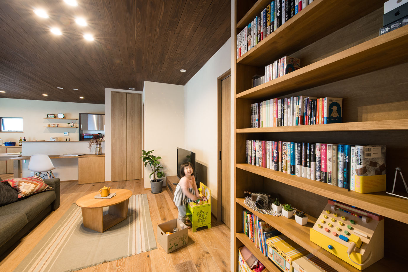コラボハウス一級建築士事務所 【2000万円台/約38坪/間取図有】子育て中の設計士と建てた、自然素材が癒しのLDKとモダンなキューブ型の家の建築実例画像6