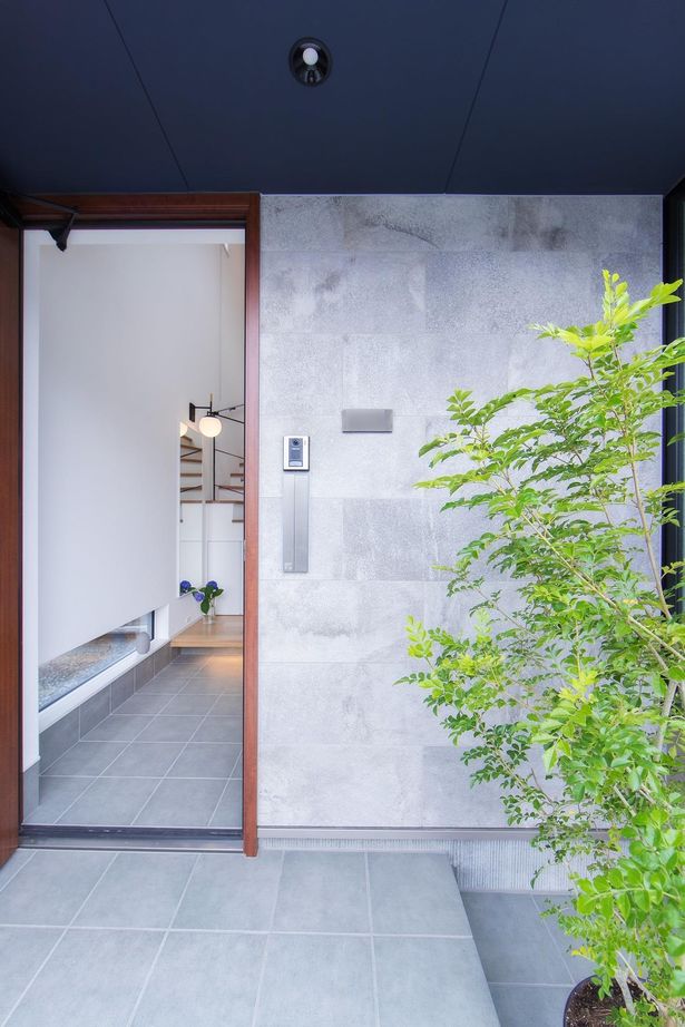 コラボハウス一級建築士事務所 【1000万円台/30坪/間取り図有/吹抜け】銀黒ガルバ×グレージュの塗り壁×タイルが上質さを演出するハコの家の建築実例画像2