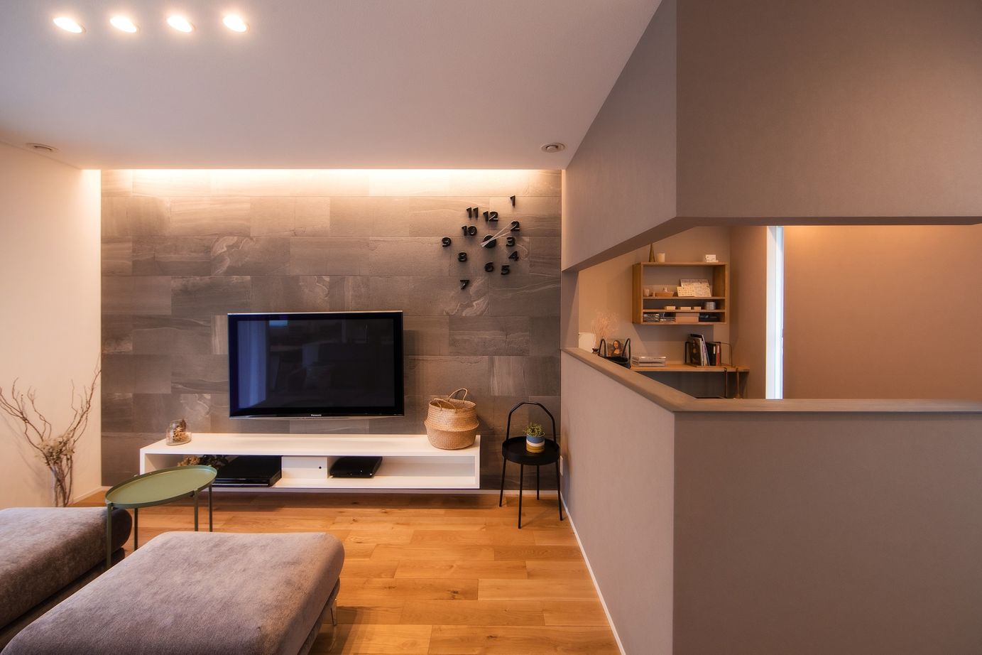 コラボハウス一級建築士事務所 【1000万円台/30坪/間取り図有/吹抜け】銀黒ガルバ×グレージュの塗り壁×タイルが上質さを演出するハコの家の建築実例画像3