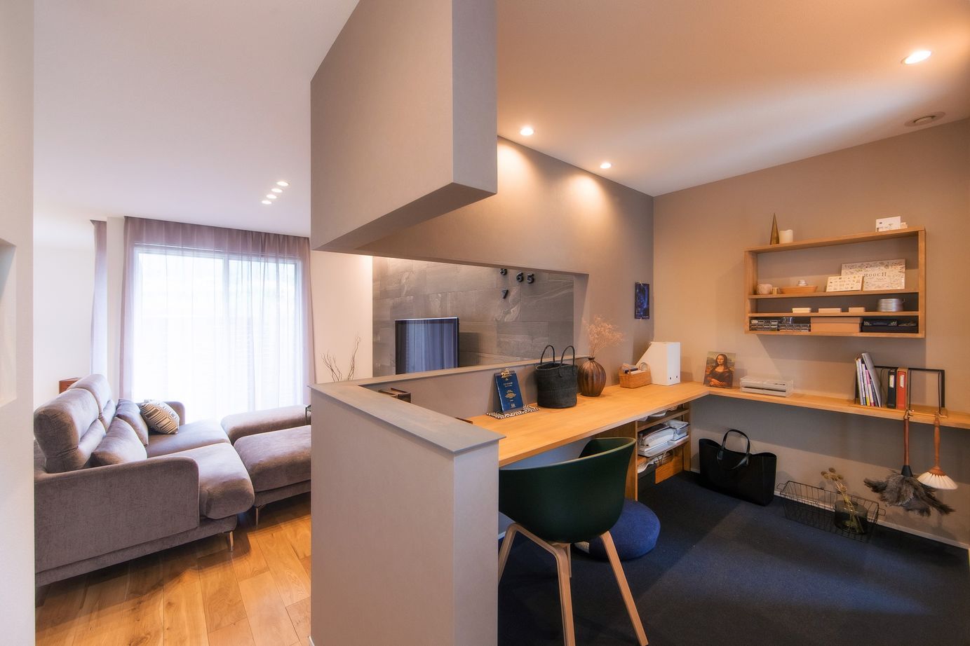 コラボハウス一級建築士事務所 【1000万円台/30坪/間取り図有/吹抜け】銀黒ガルバ×グレージュの塗り壁×タイルが上質さを演出するハコの家の建築実例画像4