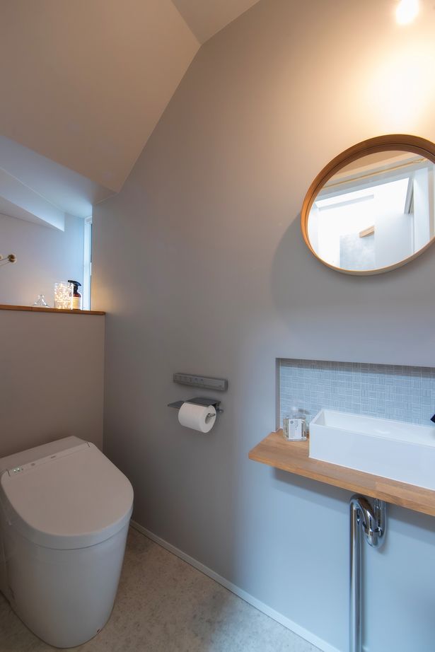 コラボハウス一級建築士事務所 【1000万円台/30坪/間取り図有/吹抜け】銀黒ガルバ×グレージュの塗り壁×タイルが上質さを演出するハコの家の建築実例画像5