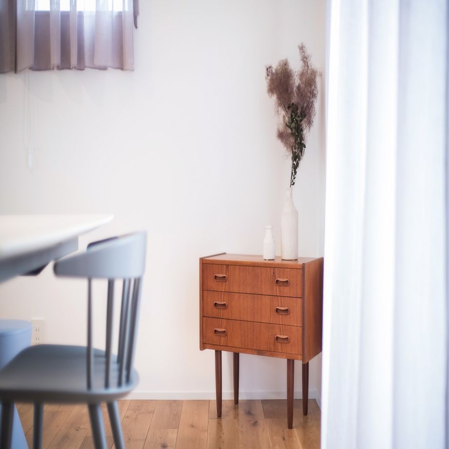 コラボハウス一級建築士事務所 【1000万円台/30坪/間取り図有/吹抜け】銀黒ガルバ×グレージュの塗り壁×タイルが上質さを演出するハコの家の建築実例画像7