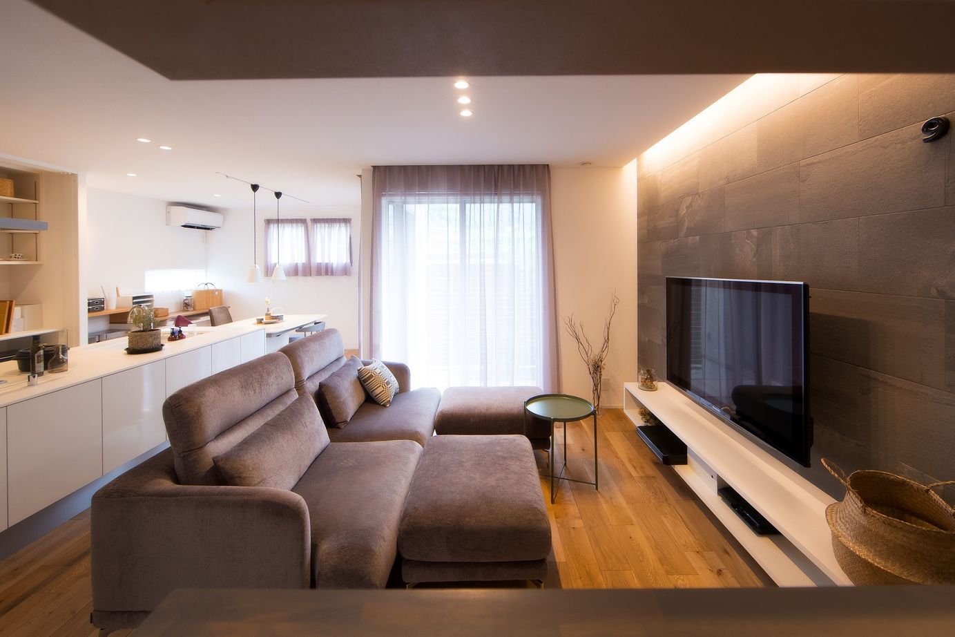 コラボハウス一級建築士事務所 【1000万円台/30坪/間取り図有/吹抜け】銀黒ガルバ×グレージュの塗り壁×タイルが上質さを演出するハコの家の建築実例画像8