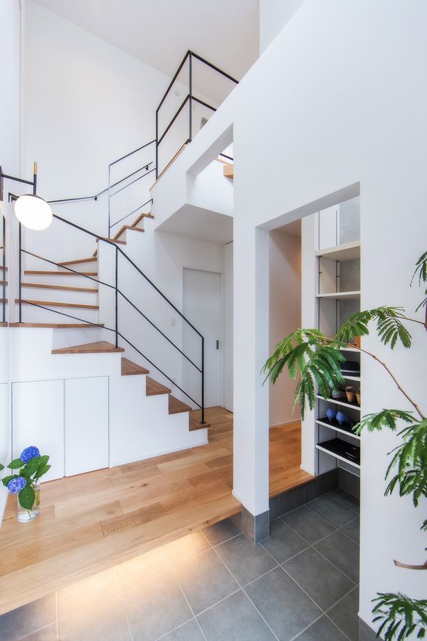 コラボハウス一級建築士事務所 【1000万円台/30坪/間取り図有/吹抜け】銀黒ガルバ×グレージュの塗り壁×タイルが上質さを演出するハコの家の建築実例画像9