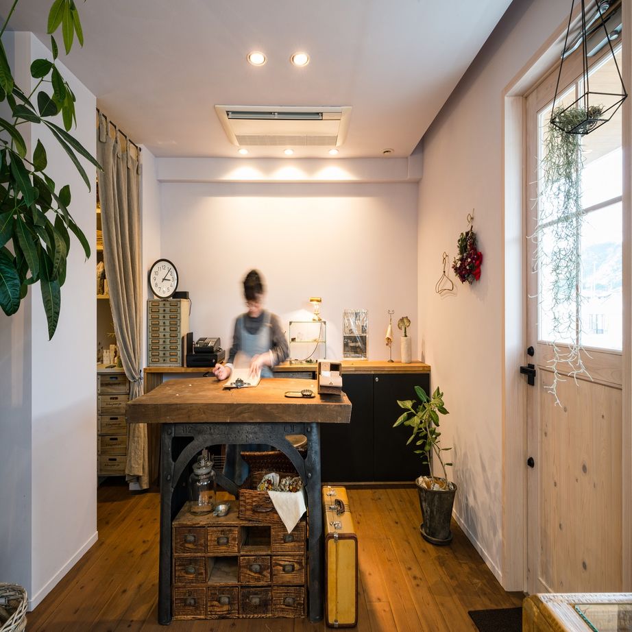 コラボハウス一級建築士事務所 【2000万円台/30坪台/間取り図有/店舗併用住宅】アンティーク家具・雑貨が落ち着いたカフェのような空間の建築実例画像5