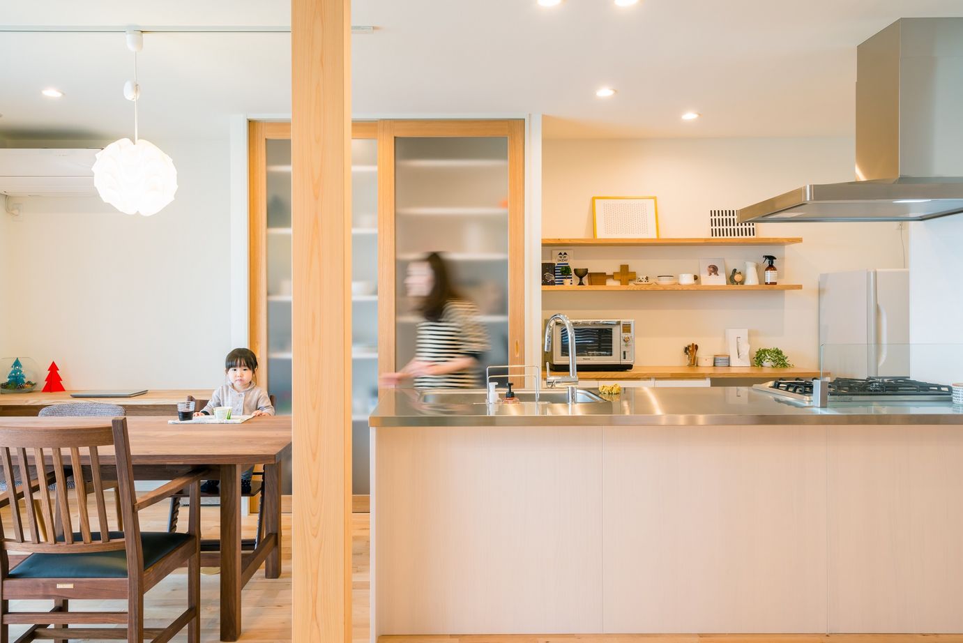 コラボハウス一級建築士事務所 【2200～2300万円×屋根付きガレージ×広々リビング】造作収納も北欧テイストに。集めた北欧家具に似合う家の建築実例画像6