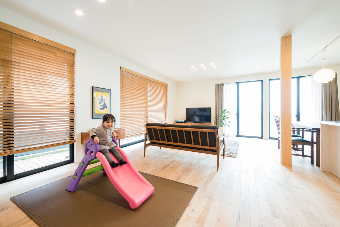 コラボハウス一級建築士事務所 【2200～2300万円×屋根付きガレージ×広々リビング】造作収納も北欧テイストに。集めた北欧家具に似合う家の建築実例画像9