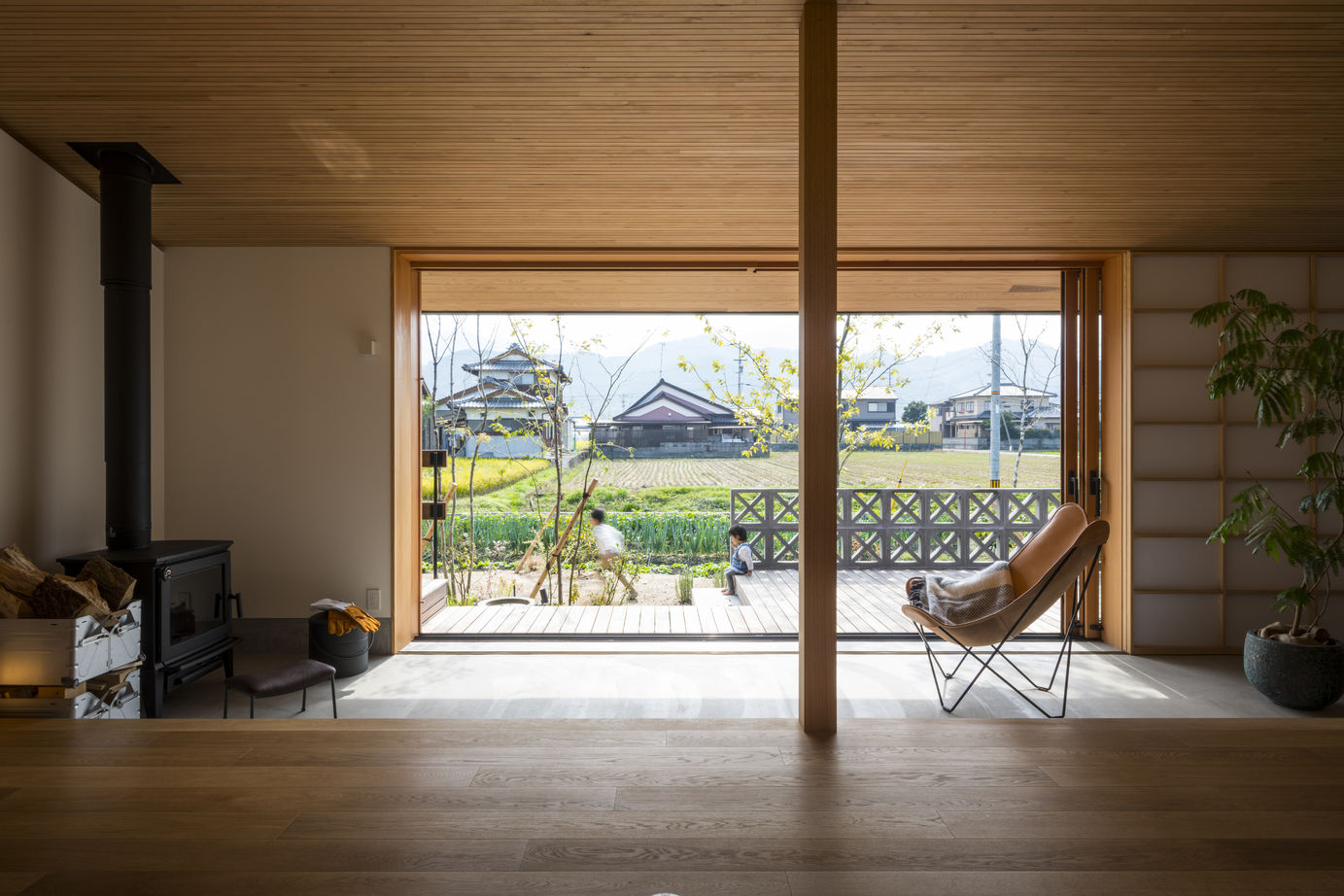 コラボハウス一級建築士事務所 【3000万円/薪ストーブ/DIY/間取り図有】土間と庭がつながり自然と暮らす！田園地帯に佇む和モダンの平屋の建築実例画像2