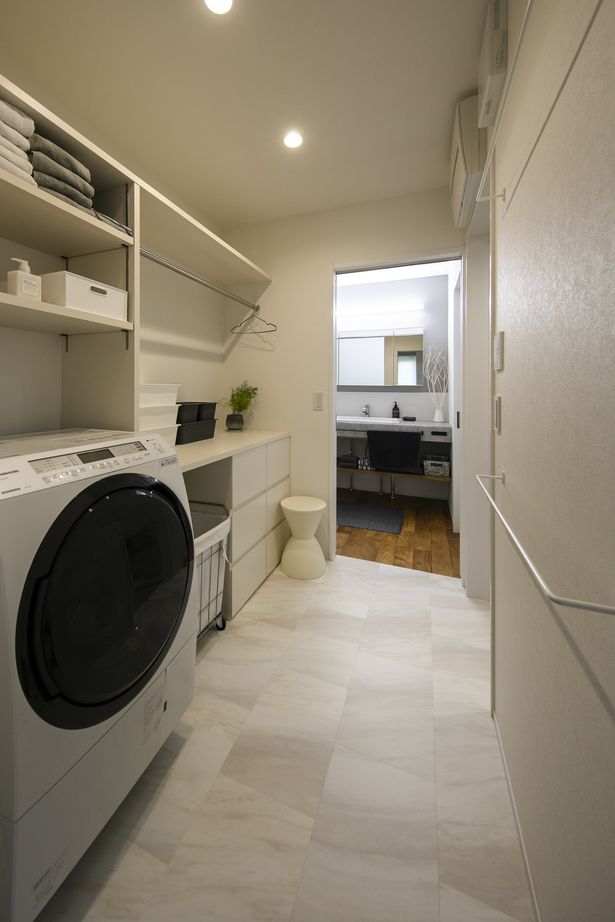 コラボハウス一級建築士事務所 【大パントリー×家事ラク動線】インテリアを黒で統一したモデルハウスのような家。すっきり暮らす秘訣は？の建築実例画像2