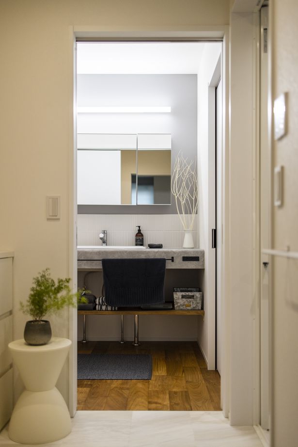 コラボハウス一級建築士事務所 【大パントリー×家事ラク動線】インテリアを黒で統一したモデルハウスのような家。すっきり暮らす秘訣は？の建築実例画像3