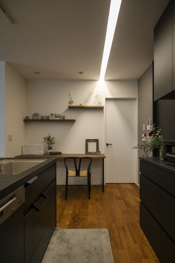 コラボハウス一級建築士事務所 【大パントリー×家事ラク動線】インテリアを黒で統一したモデルハウスのような家。すっきり暮らす秘訣は？の建築実例画像4