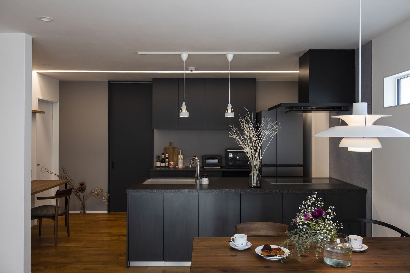 コラボハウス一級建築士事務所 【大パントリー×家事ラク動線】インテリアを黒で統一したモデルハウスのような家。すっきり暮らす秘訣は？の建築実例画像5