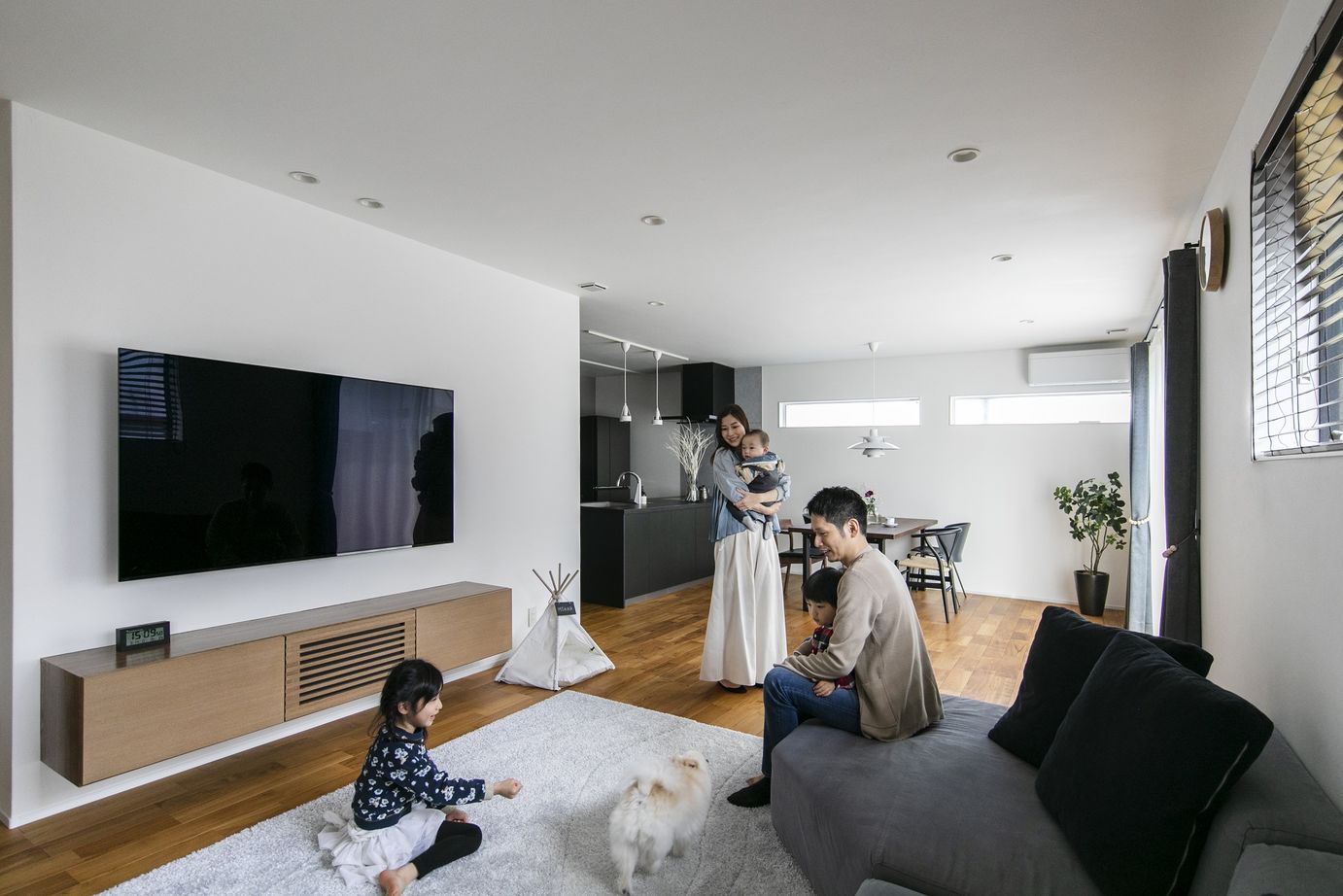 コラボハウス一級建築士事務所 【大パントリー×家事ラク動線】インテリアを黒で統一したモデルハウスのような家。すっきり暮らす秘訣は？の建築実例画像6