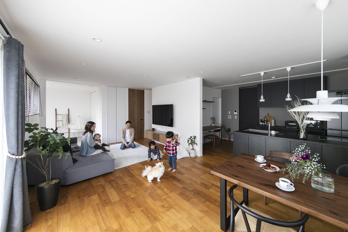 コラボハウス一級建築士事務所 【大パントリー×家事ラク動線】インテリアを黒で統一したモデルハウスのような家。すっきり暮らす秘訣は？の建築実例画像7