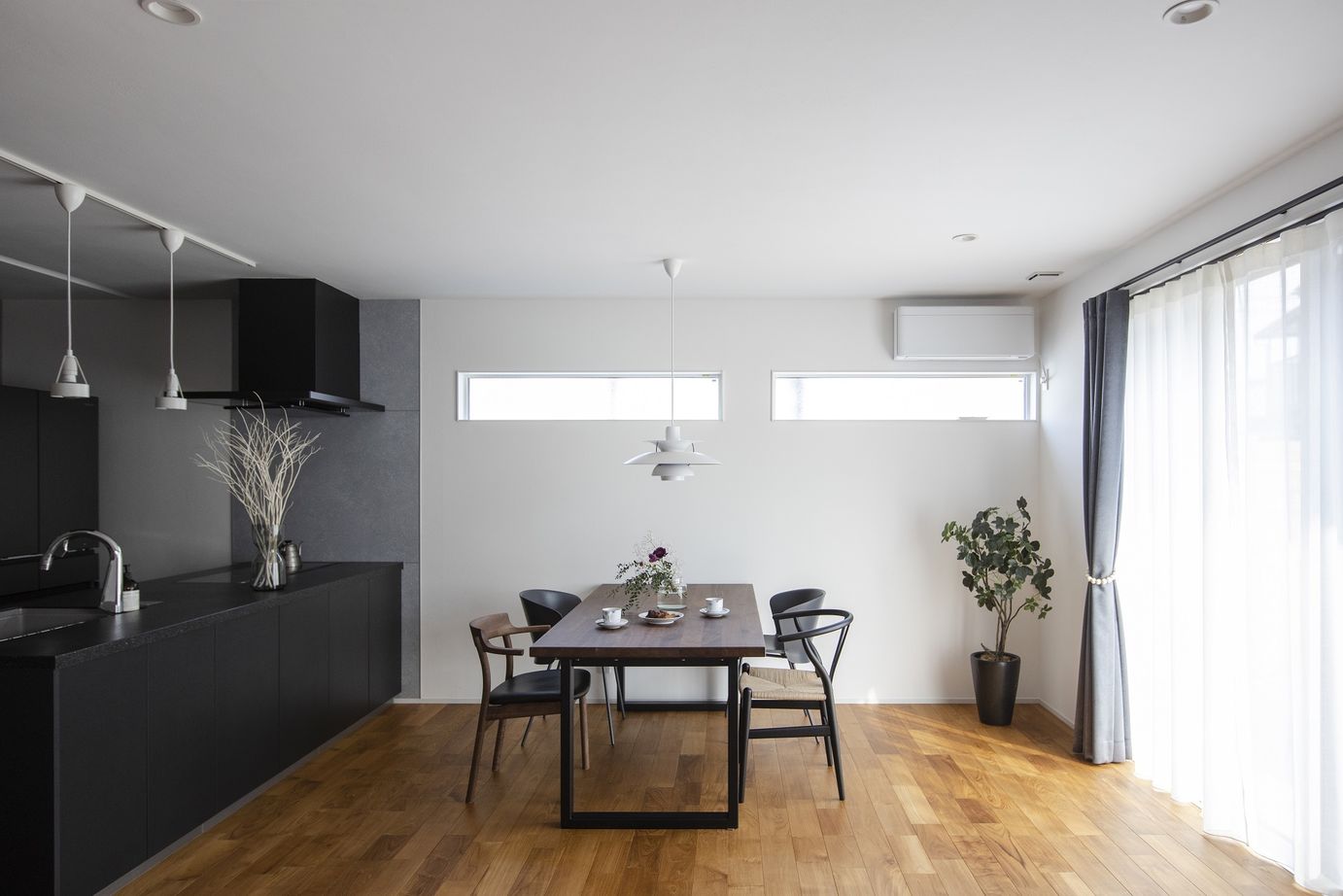 コラボハウス一級建築士事務所 【大パントリー×家事ラク動線】インテリアを黒で統一したモデルハウスのような家。すっきり暮らす秘訣は？の建築実例画像8