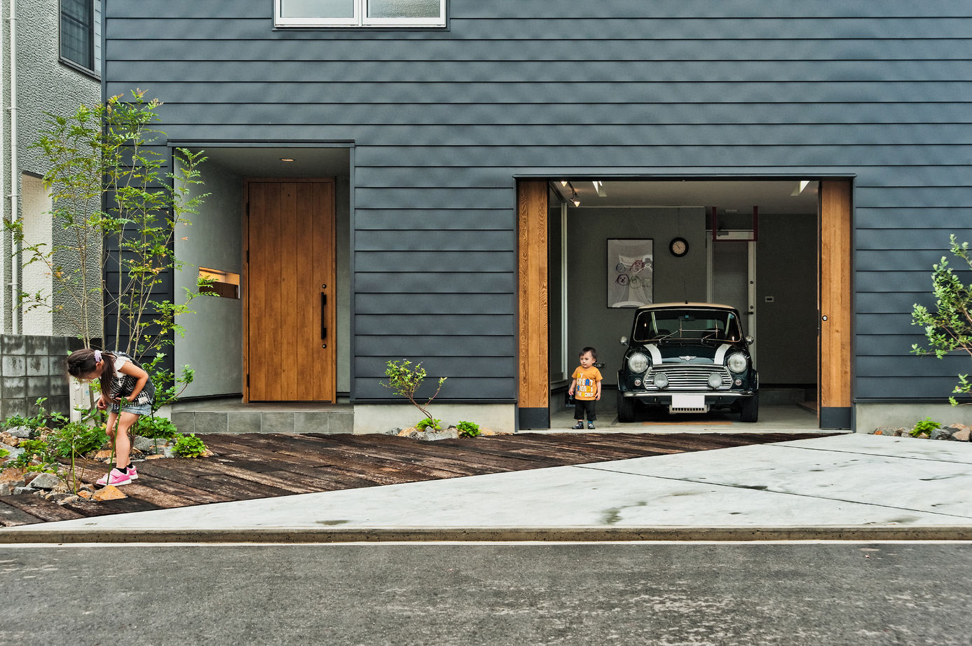 コラボハウス一級建築士事務所 【2100～2200万円/間取り図有】インナーガレージ×趣味室、２階リビング×シアタールーム…大人の憧れを凝縮の建築実例画像2