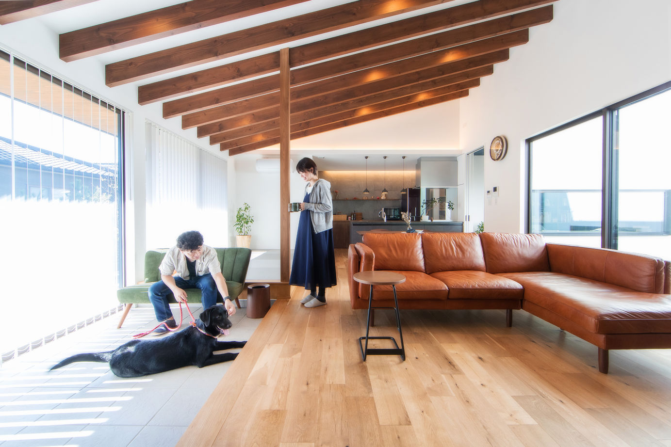 コラボハウス一級建築士事務所 【平屋×中庭×2000万円台/間取り図有】玄関も廊下も圧倒的な開放感！愛犬も喜ぶ薪ストーブのあるロの字の家の建築実例画像2