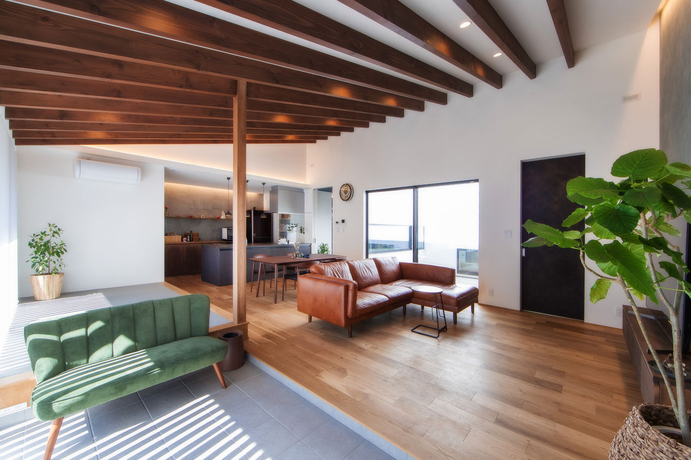 コラボハウス一級建築士事務所 【平屋×中庭×2000万円台/間取り図有】玄関も廊下も圧倒的な開放感！愛犬も喜ぶ薪ストーブのあるロの字の家の建築実例画像3