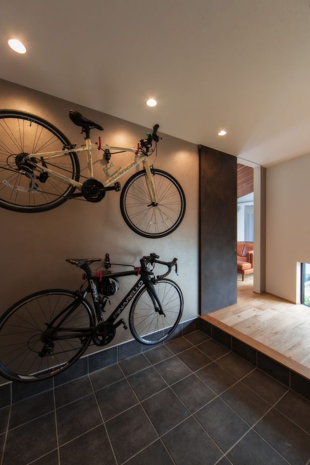 コラボハウス一級建築士事務所 【平屋×中庭×2000万円台/間取り図有】玄関も廊下も圧倒的な開放感！愛犬も喜ぶ薪ストーブのあるロの字の家の建築実例画像4