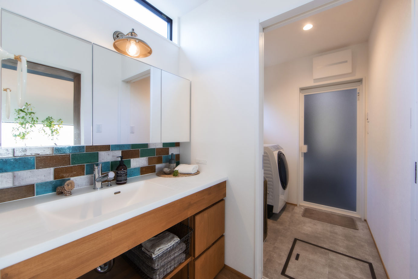 コラボハウス一級建築士事務所 【平屋×中庭×2000万円台/間取り図有】玄関も廊下も圧倒的な開放感！愛犬も喜ぶ薪ストーブのあるロの字の家の建築実例画像5