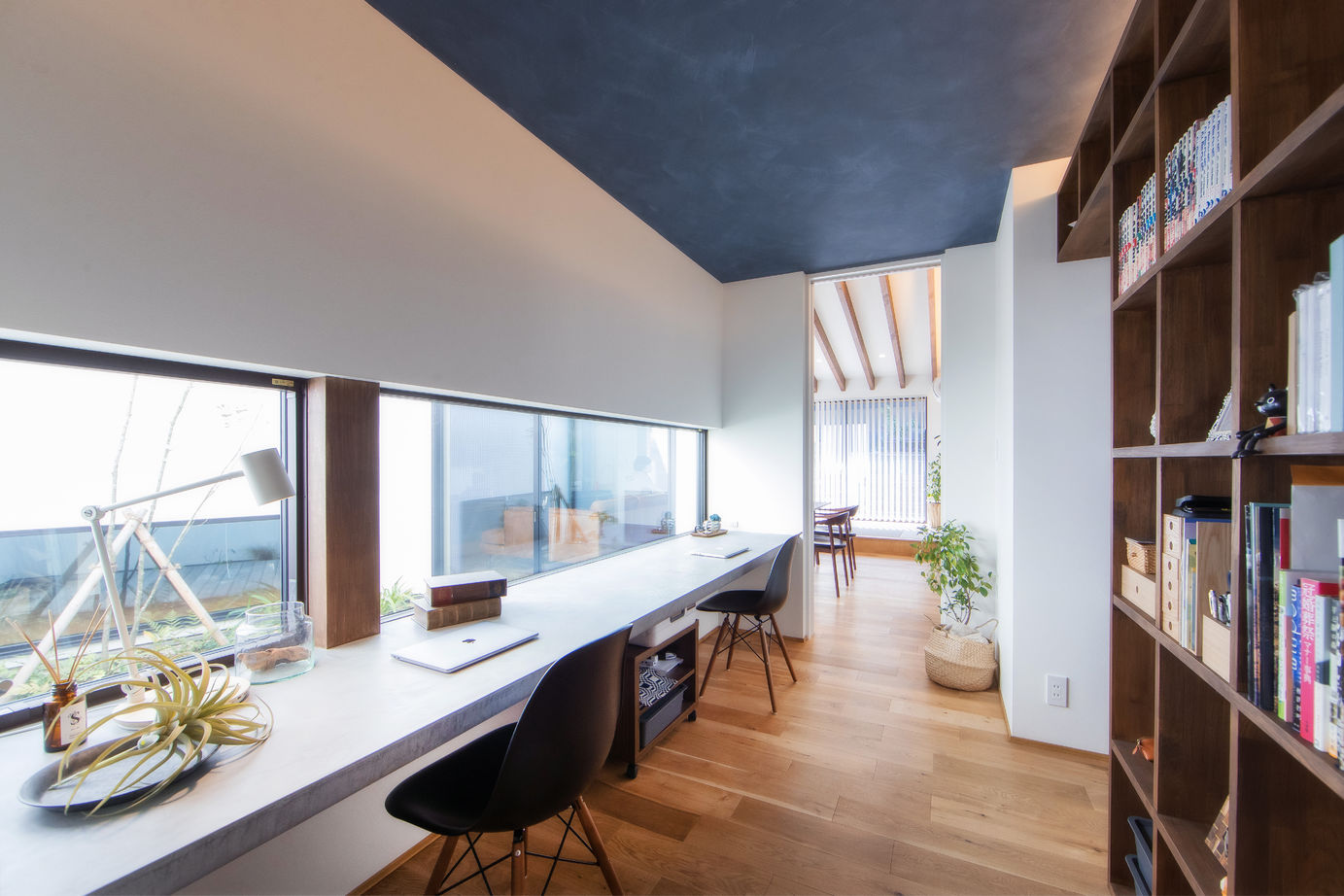 コラボハウス一級建築士事務所 【平屋×中庭×2000万円台/間取り図有】玄関も廊下も圧倒的な開放感！愛犬も喜ぶ薪ストーブのあるロの字の家の建築実例画像6