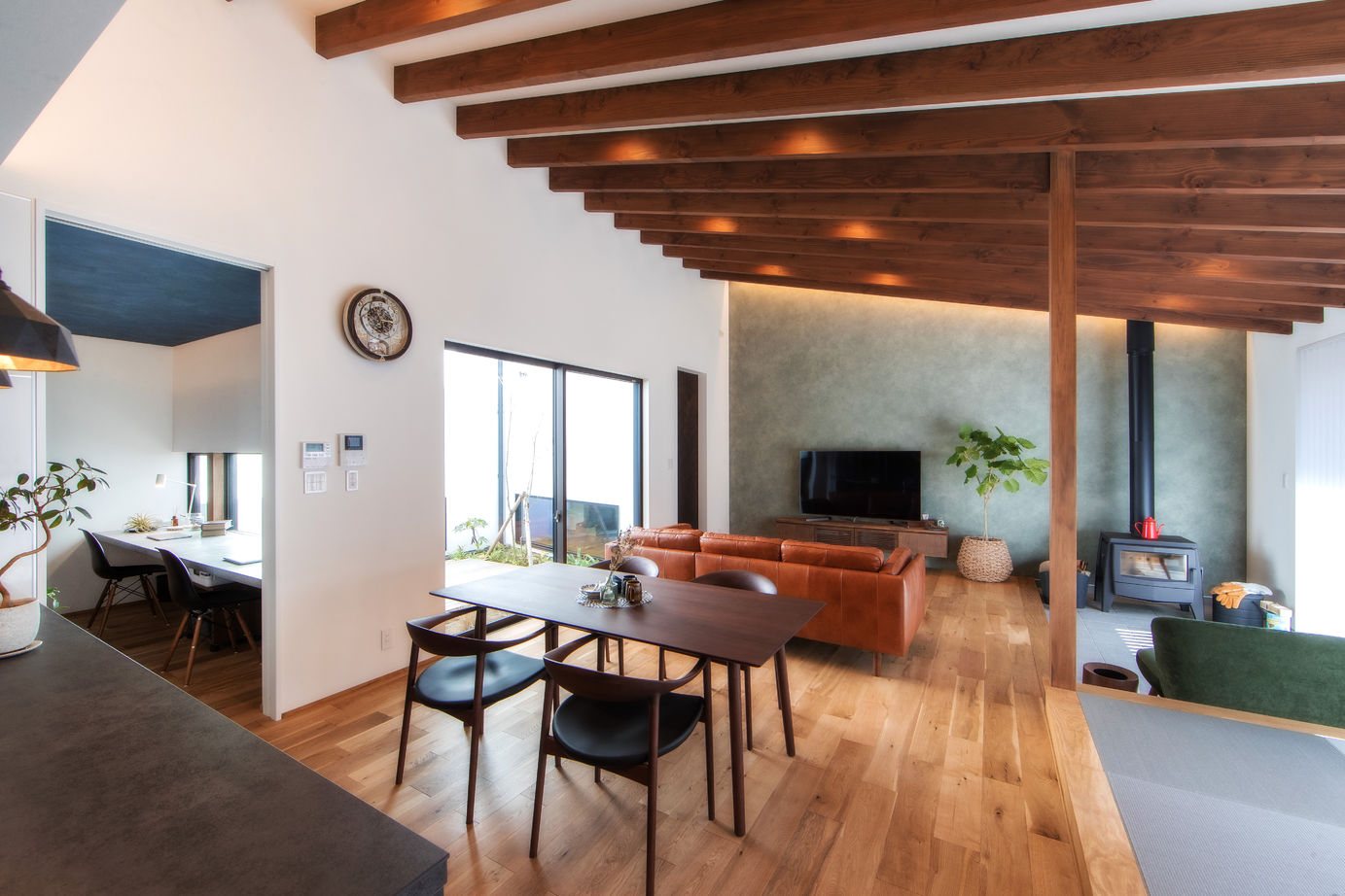 コラボハウス一級建築士事務所 【平屋×中庭×2000万円台/間取り図有】玄関も廊下も圧倒的な開放感！愛犬も喜ぶ薪ストーブのあるロの字の家の建築実例画像7