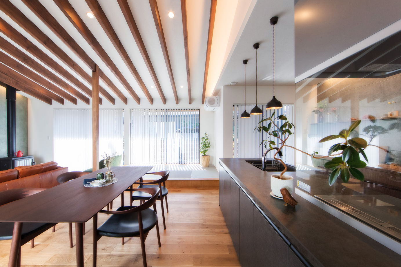 コラボハウス一級建築士事務所 【平屋×中庭×2000万円台/間取り図有】玄関も廊下も圧倒的な開放感！愛犬も喜ぶ薪ストーブのあるロの字の家の建築実例画像8