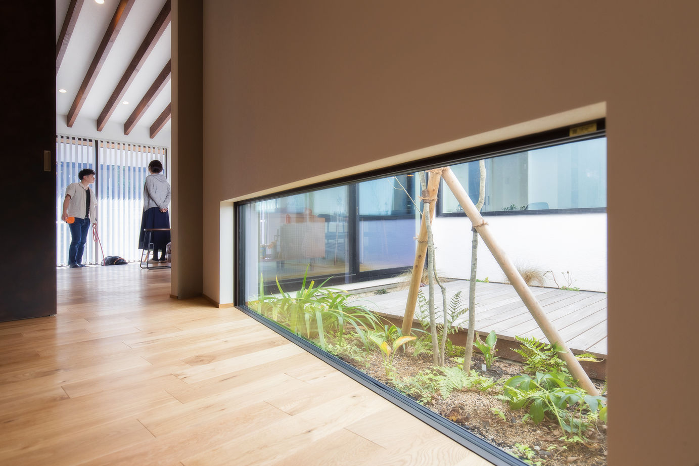 コラボハウス一級建築士事務所 【平屋×中庭×2000万円台/間取り図有】玄関も廊下も圧倒的な開放感！愛犬も喜ぶ薪ストーブのあるロの字の家の建築実例画像9