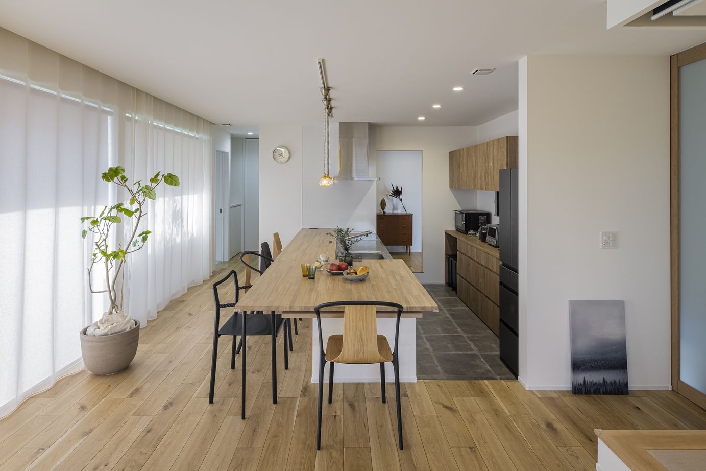 コラボハウス一級建築士事務所 【2000万円台/30坪台/中庭/間取り図有】カフェのようなおしゃれな家！シンプル×スタイリッシュな平屋の建築実例画像2