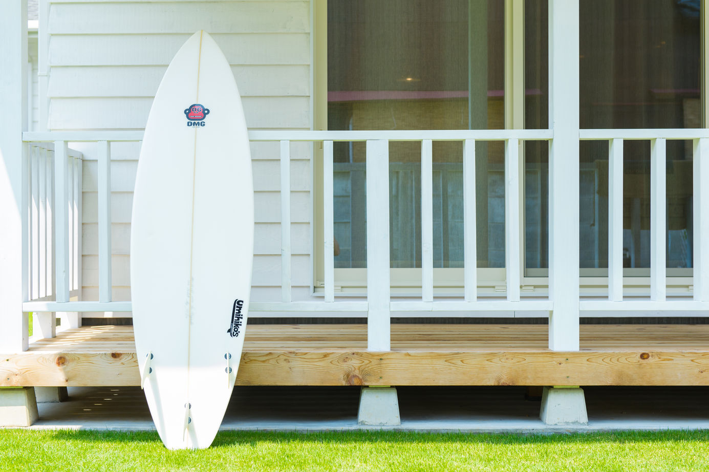 コラボハウス一級建築士事務所 【1000万円台/約29坪/ヘリンボーン/見せ梁/間取り図有】カバードポーチが明るい印象のサーファーズ×平屋の建築実例画像2