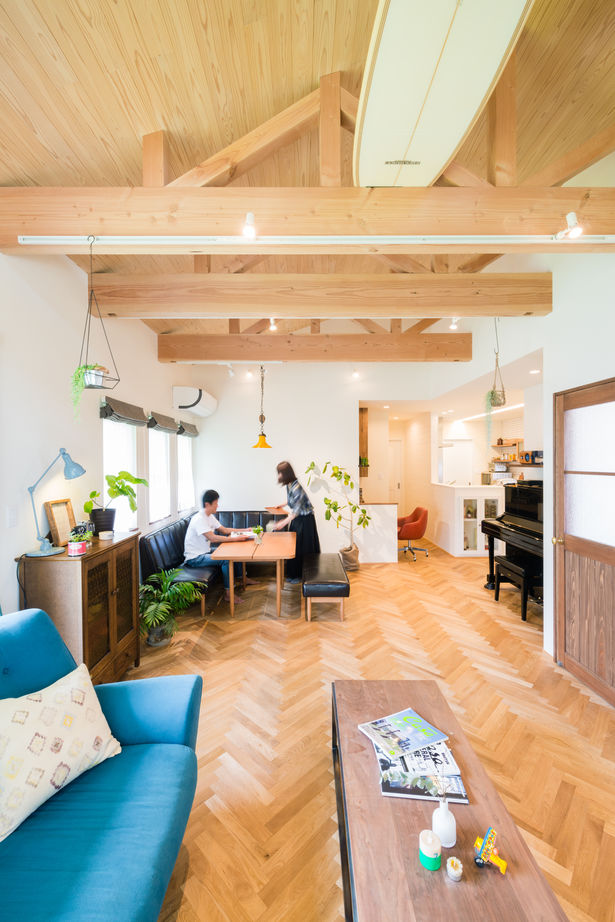 コラボハウス一級建築士事務所 【1000万円台/約29坪/ヘリンボーン/見せ梁/間取り図有】カバードポーチが明るい印象のサーファーズ×平屋の建築実例画像3