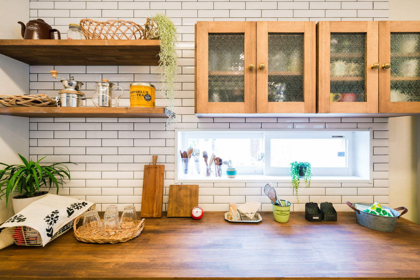 コラボハウス一級建築士事務所 【1000万円台/約29坪/ヘリンボーン/見せ梁/間取り図有】カバードポーチが明るい印象のサーファーズ×平屋の建築実例画像4