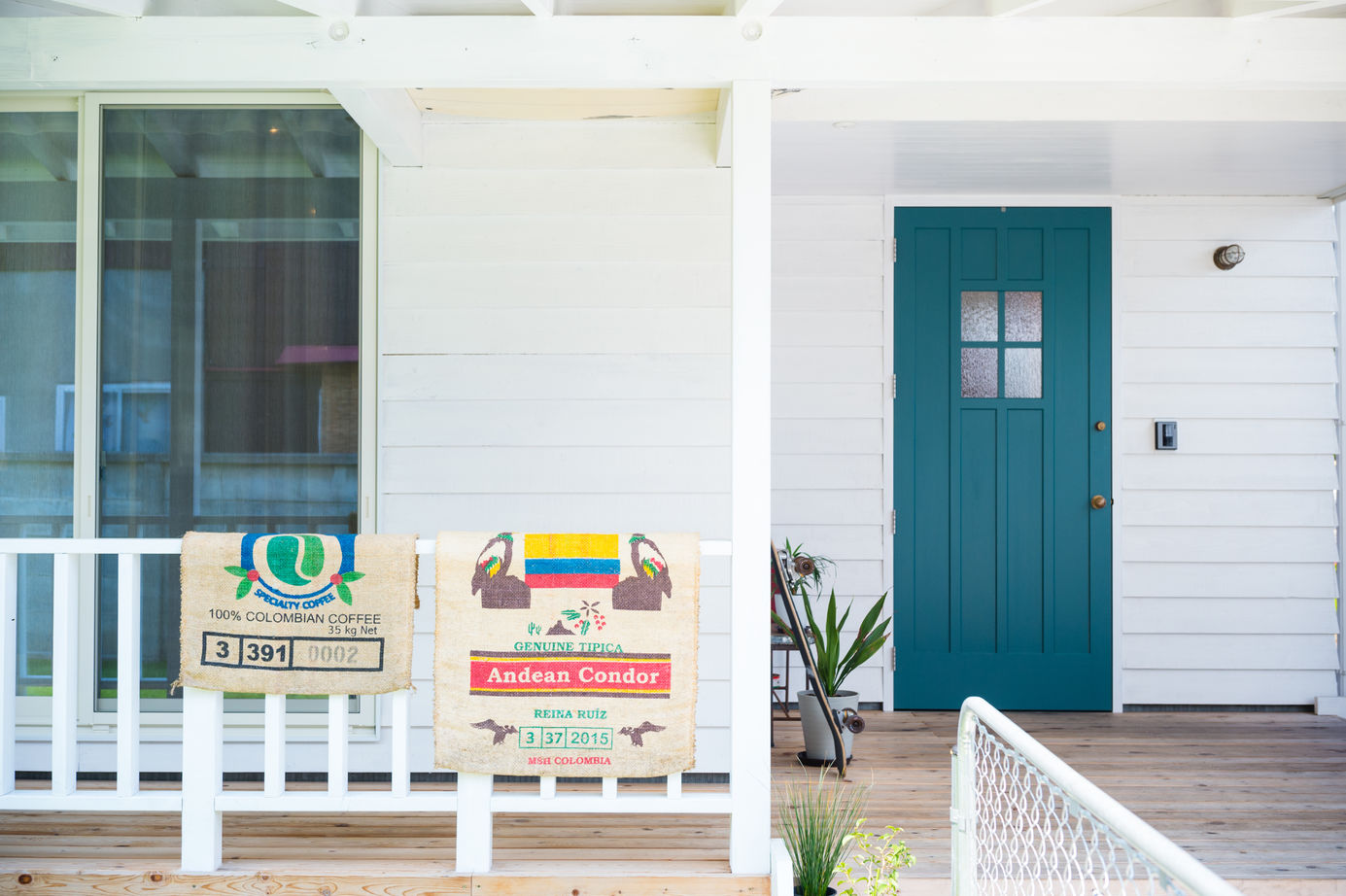 コラボハウス一級建築士事務所 【1000万円台/約29坪/ヘリンボーン/見せ梁/間取り図有】カバードポーチが明るい印象のサーファーズ×平屋の建築実例画像5