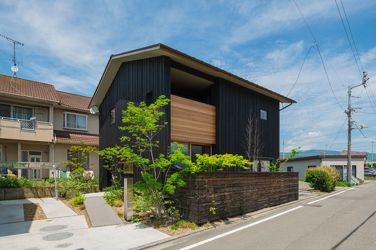 コラボハウス一級建築士事務所 【2000万円台／約30坪】経年変化を楽しむ和モダン／焼杉の外観／２階水回り／ミニマルで豊かな暮らしの建築実例画像1