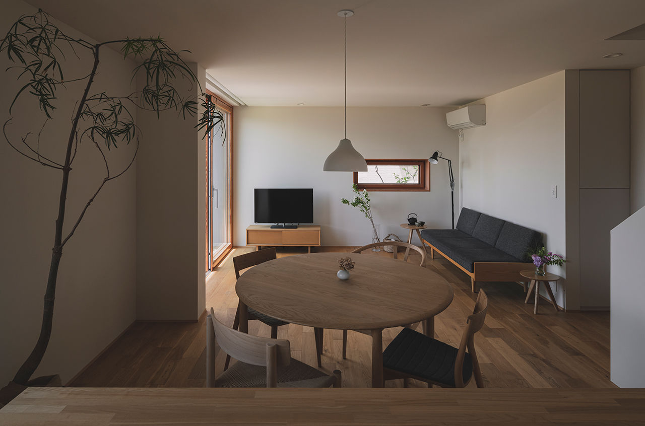 コラボハウス一級建築士事務所 【2000万円台／約30坪】経年変化を楽しむ和モダン／焼杉の外観／２階水回り／ミニマルで豊かな暮らしの建築実例画像3