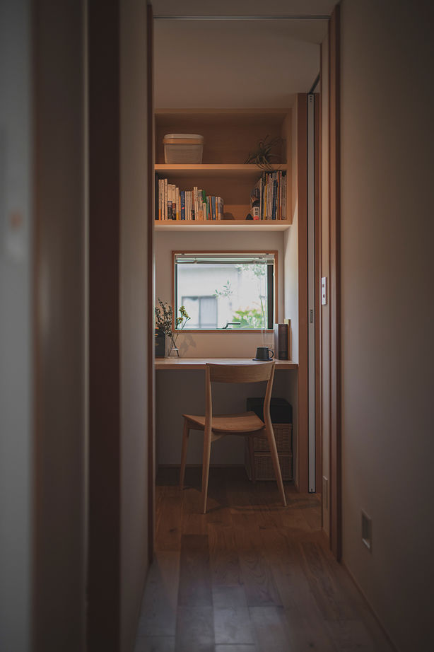 コラボハウス一級建築士事務所 【2000万円台／約30坪】経年変化を楽しむ和モダン／焼杉の外観／２階水回り／ミニマルで豊かな暮らしの建築実例画像5