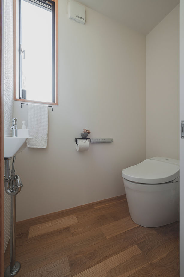 コラボハウス一級建築士事務所 【2000万円台／約30坪】経年変化を楽しむ和モダン／焼杉の外観／２階水回り／ミニマルで豊かな暮らしの建築実例画像8