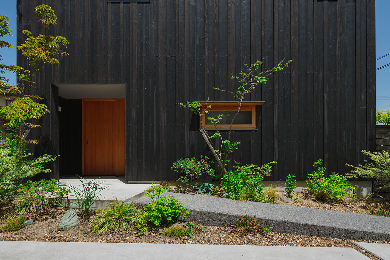 コラボハウス一級建築士事務所 【2000万円台／約30坪】経年変化を楽しむ和モダン／焼杉の外観／２階水回り／ミニマルで豊かな暮らしの建築実例画像10