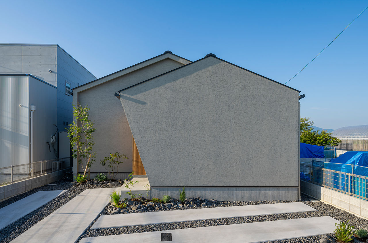 コラボハウス一級建築士事務所 【2000万円台／約25坪】憧れの照明と暮らすミニマムな平屋／シンプルでも印象に残る外観／おこもり趣味室の建築実例画像1