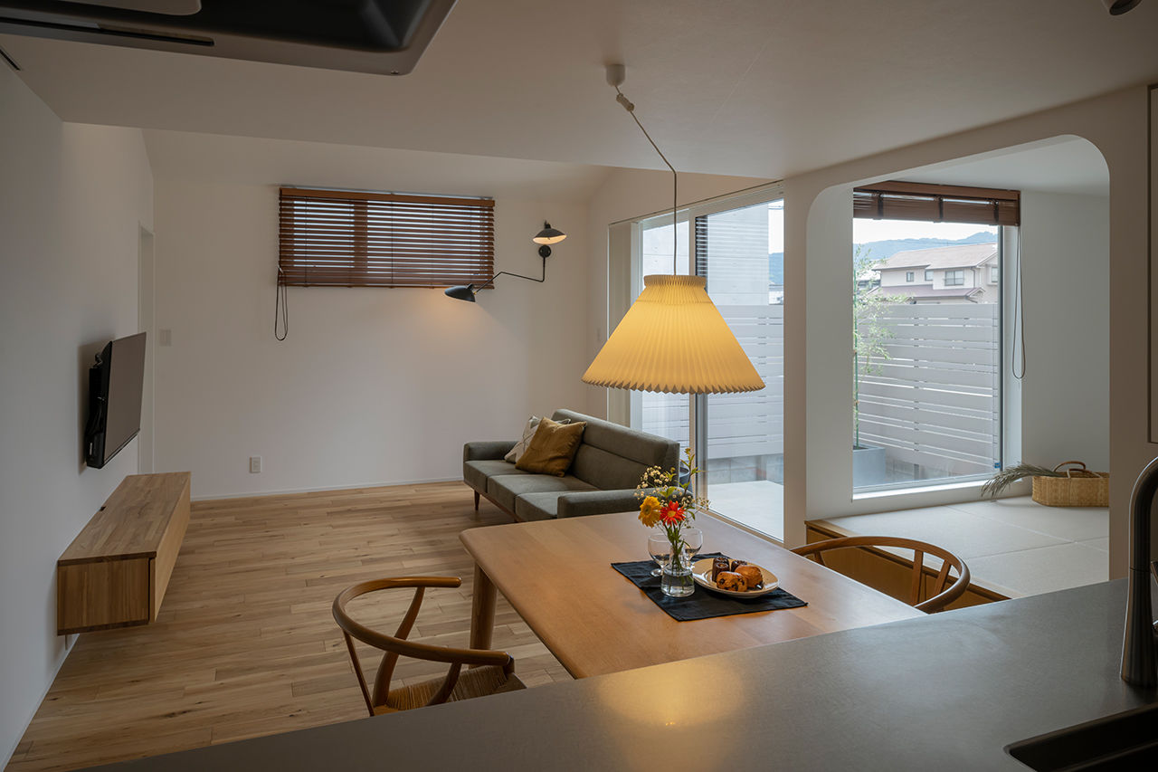 コラボハウス一級建築士事務所 【2000万円台／約25坪】憧れの照明と暮らすミニマムな平屋／シンプルでも印象に残る外観／おこもり趣味室の建築実例画像2