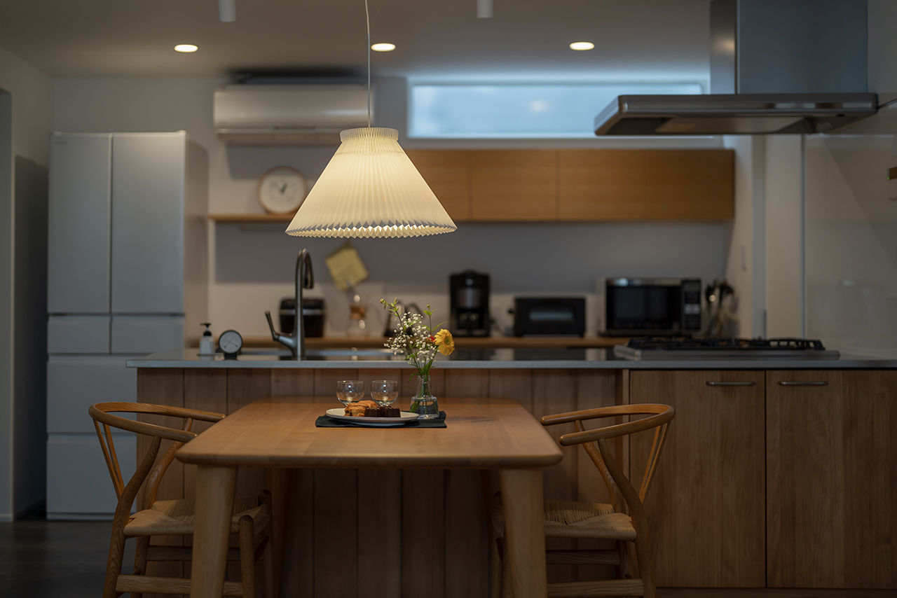 コラボハウス一級建築士事務所 【2000万円台／約25坪】憧れの照明と暮らすミニマムな平屋／シンプルでも印象に残る外観／おこもり趣味室の建築実例画像4