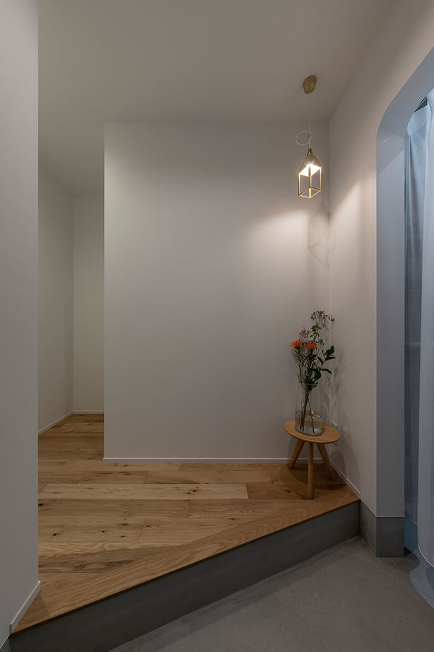 コラボハウス一級建築士事務所 【2000万円台／約25坪】憧れの照明と暮らすミニマムな平屋／シンプルでも印象に残る外観／おこもり趣味室の建築実例画像9