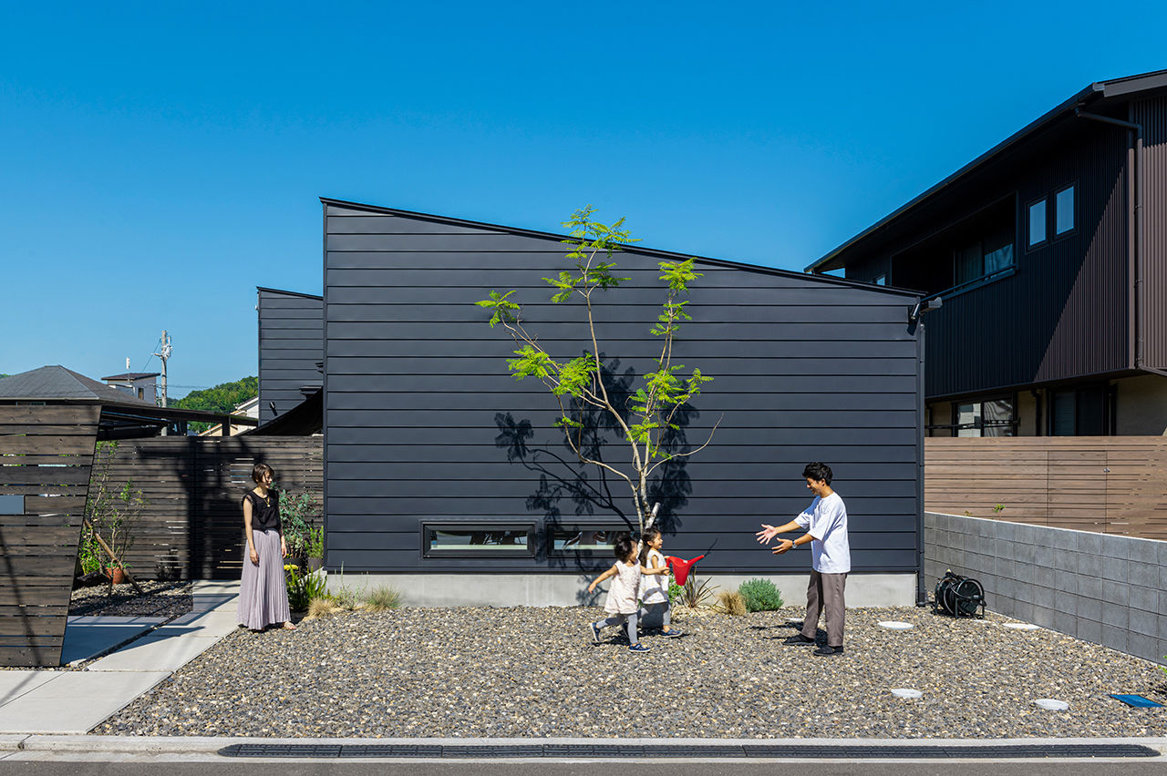 コラボハウス一級建築士事務所 【2000万円台／約30坪／間取り図有】平屋暮らし／本棚階段と陽だまりの家／キッチン裏にランドリールームの建築実例画像1