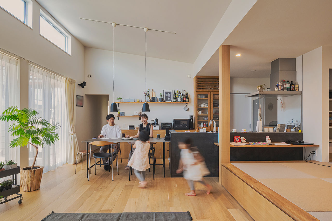 コラボハウス一級建築士事務所 【2000万円台／約30坪／間取り図有】平屋暮らし／本棚階段と陽だまりの家／キッチン裏にランドリールームの建築実例画像2