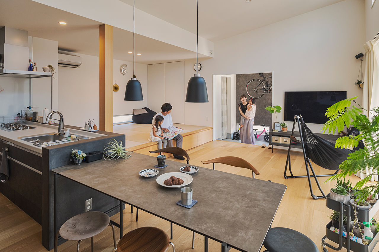 コラボハウス一級建築士事務所 【2000万円台／約30坪／間取り図有】平屋暮らし／本棚階段と陽だまりの家／キッチン裏にランドリールームの建築実例画像3