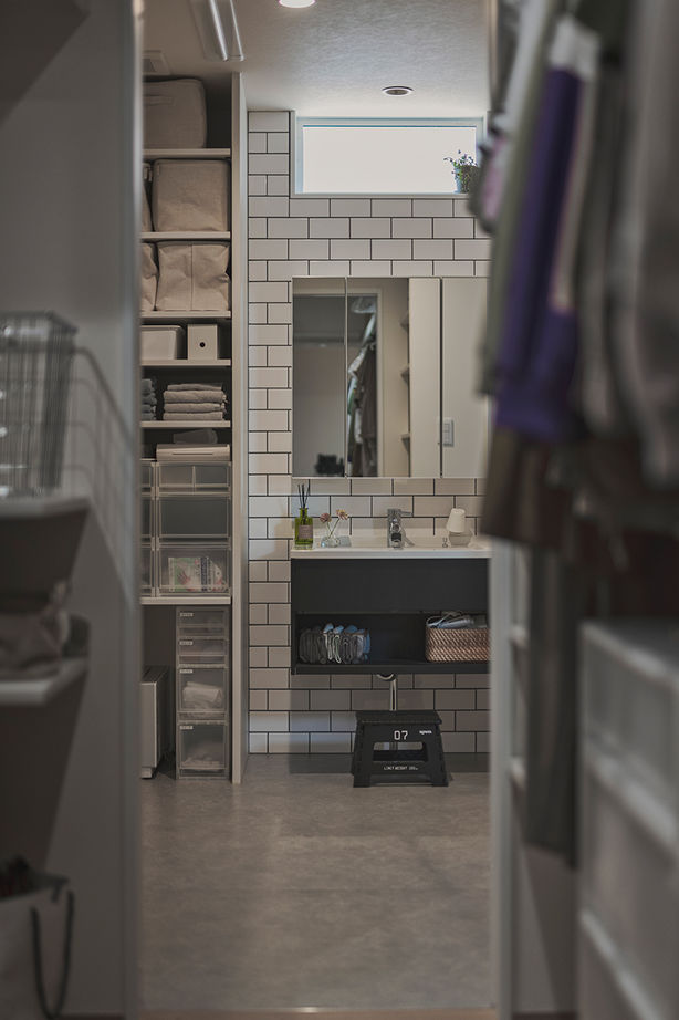 コラボハウス一級建築士事務所 【2000万円台／約30坪／間取り図有】平屋暮らし／本棚階段と陽だまりの家／キッチン裏にランドリールームの建築実例画像9