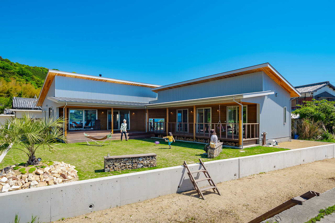 コラボハウス一級建築士事務所 【4000万円台／約48坪／間取り図有】海と暮らすL字の平屋／多くの蔵書を保管する図書室／薪ストーブの建築実例画像1