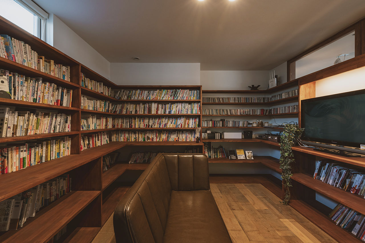 コラボハウス一級建築士事務所 【4000万円台／約48坪／間取り図有】海と暮らすL字の平屋／多くの蔵書を保管する図書室／薪ストーブの建築実例画像5