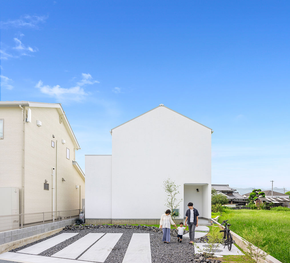 コラボハウス一級建築士事務所 【2000万円台／約29坪／間取り図有】真っ白な三角屋根の家／庭にある築山は子どもの絶好の遊び場の建築実例画像1