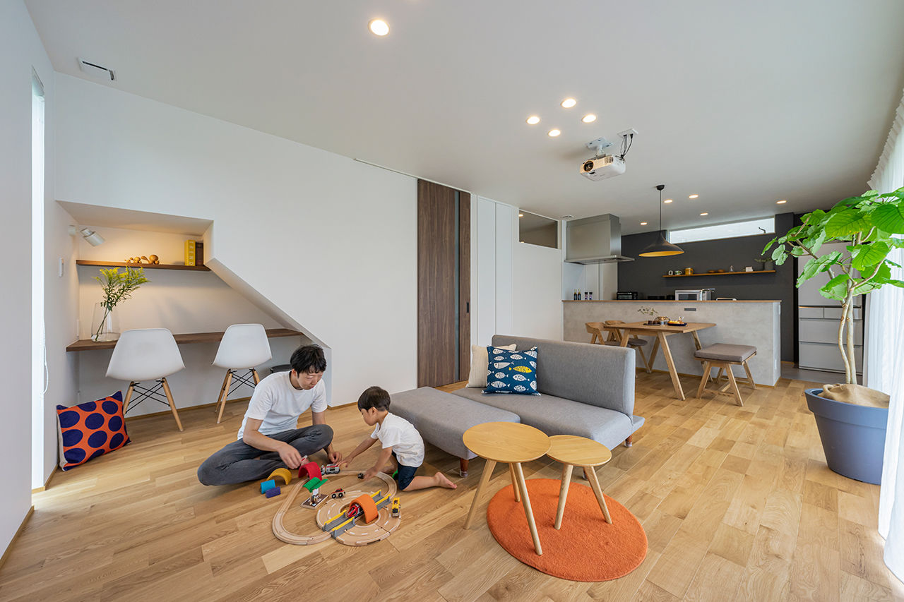 コラボハウス一級建築士事務所 【2000万円台／約29坪／間取り図有】真っ白な三角屋根の家／庭にある築山は子どもの絶好の遊び場の建築実例画像2